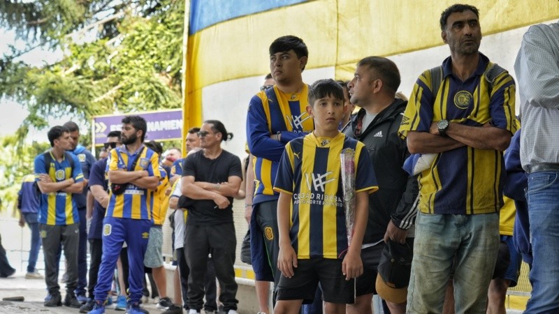 La tristeza de los hinchas en la fila para entrar al velorio del Negro Palma en el gigante se podía palpar