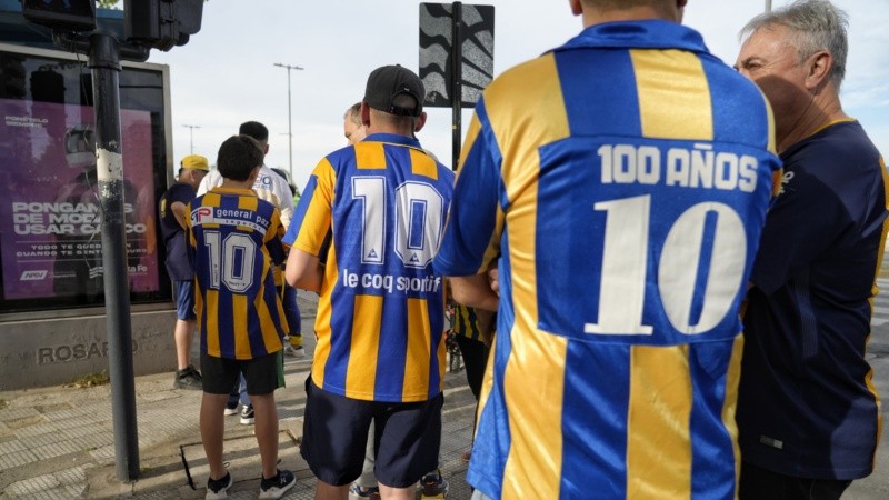 La tristeza de los hinchas en la fila para entrar al velorio del Negro Palma en el gigante se podía palpar