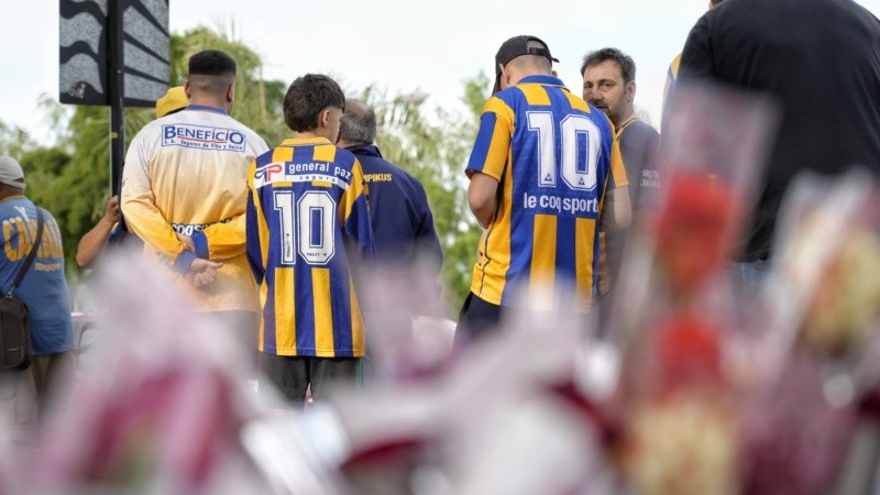 La tristeza de los hinchas en la fila para entrar al velorio del Negro Palma en el gigante se podía palpar