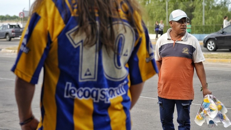 La tristeza de los hinchas en la fila para entrar al velorio del Negro Palma en el gigante se podía palpar