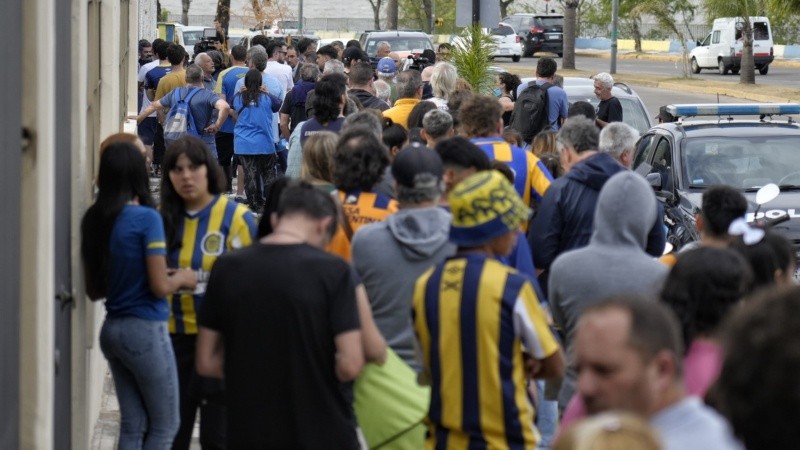 La tristeza de los hinchas en la fila para entrar al velorio del Negro Palma en el gigante se podía palpar