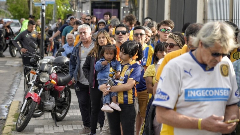 La tristeza de los hinchas en la fila para entrar al velorio del Negro Palma en el gigante se podía palpar