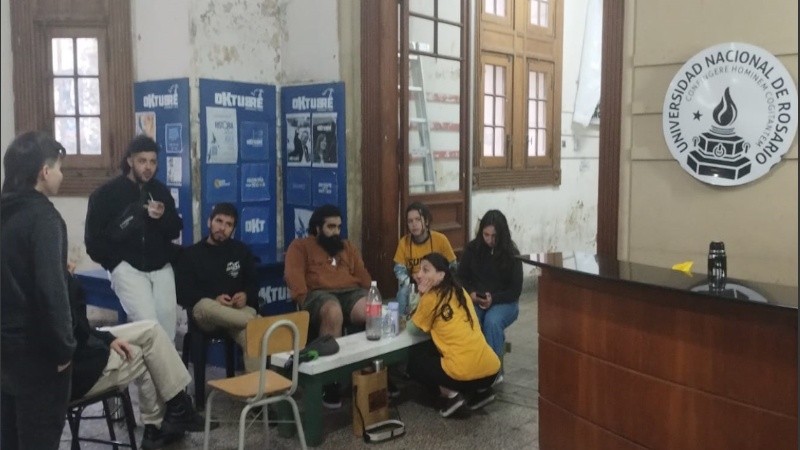 Estudiantes amanecieron en la facultad de Humanidades este miércoles.