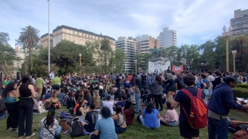 Los estudiantes de la UNR reunidos este jueves en la plaza San Martín.