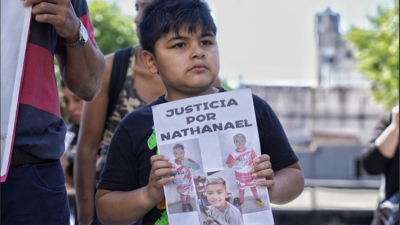 Familiares y amigos de Nathanel, el niño de 9 años, quien falleció producto de un impacto con el camión mientras iba con su madre en una moto