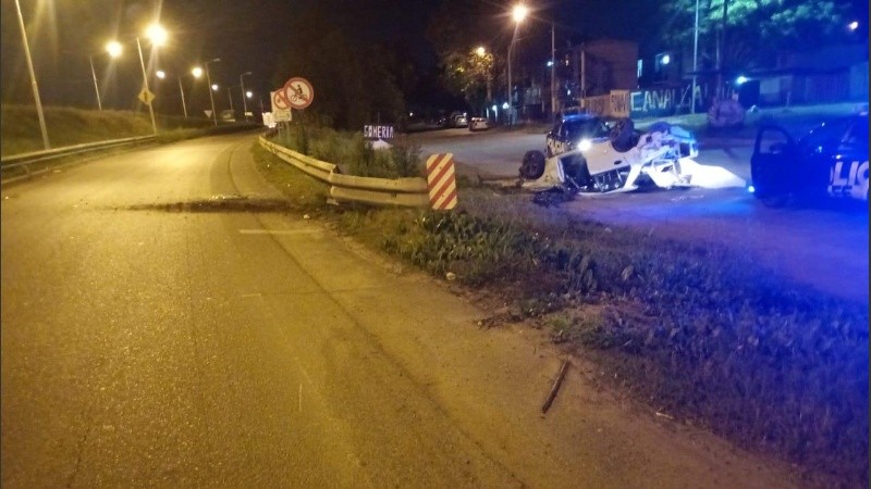 Así quedó el vehículo volcado y abandonado.