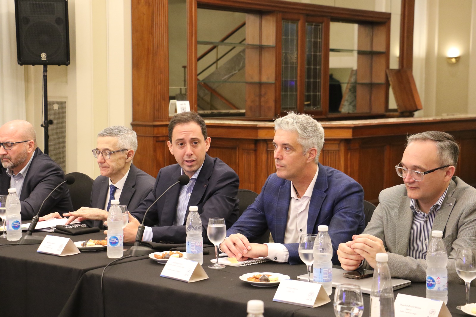 Autoridades de la Bolsa de Comercio y la Cámra Aceitera junto con el presidente de Trenes Argentinos (en el centro).