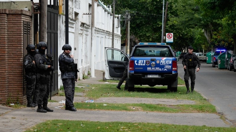 Frente al IML se montó un operativo especial, pero este lunes no hubo traslado del cuerpo.