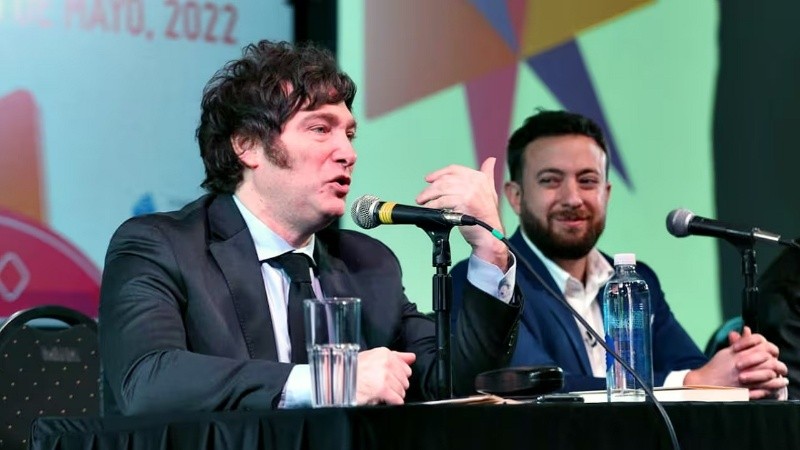 Javier Milei junto a Agustín Laje, director ejecutivo de la Fundación Faro.