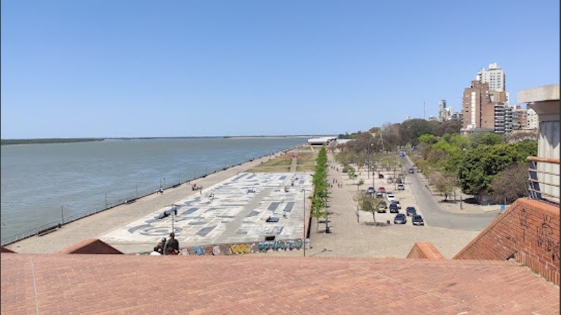 La idea es que durante el verano el playón del Parque España quede cubierto por estructuras que generen sombra.