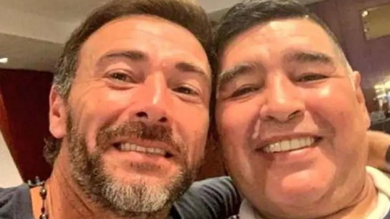 La foto del Kily con Maradona que el periodista hizo estampar en la remera que le regaló al ex Central.