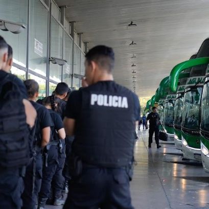 Otra "asistencia perfecta": la Provincia aumentará fuerte el salario de los policías de calle en Rosario y Santa Fe