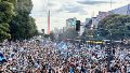 Los jugadores de Racing pasearon la Copa Sudamericana por el Obelisco