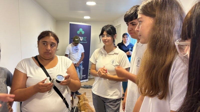 Alumnos de cuarto año de Nuestra Señora del Luján de Pérez entregaron sus productos contra el dengue.