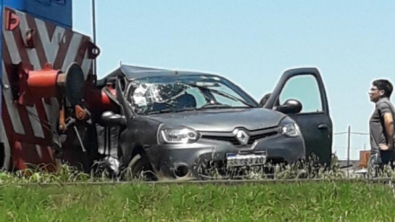 El auto sufrió severos daños, sobre todo en la parte frontal y lateral derecha, tras el choque de la locomotora.