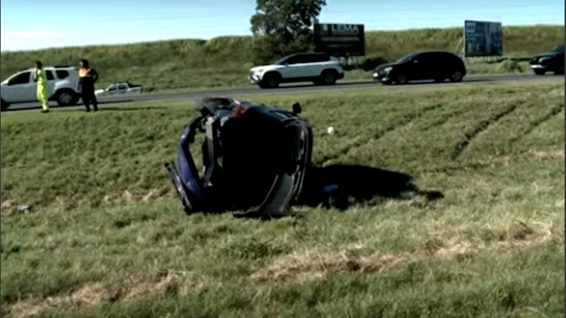 El auto terminó dado vuelta.