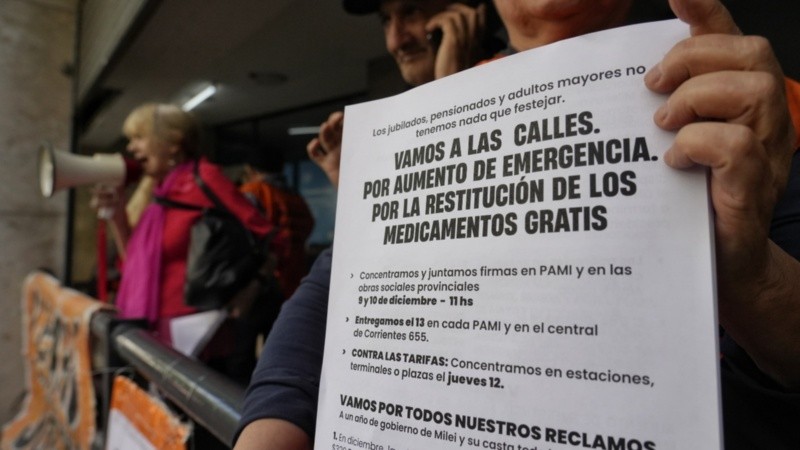 La protesta de los jubilados frente al Pami de San Lorenzo al 900.