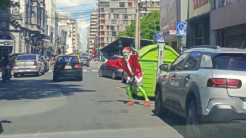 El antihéroe verde, como queriendo asustar a la gente en San Luis casi Corrientes.