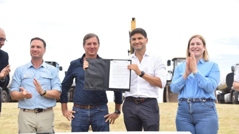 David Serna, de camisa oscura, al lado del gobernador Pullaro en la firma del acta de inicio de las obras de la autopista