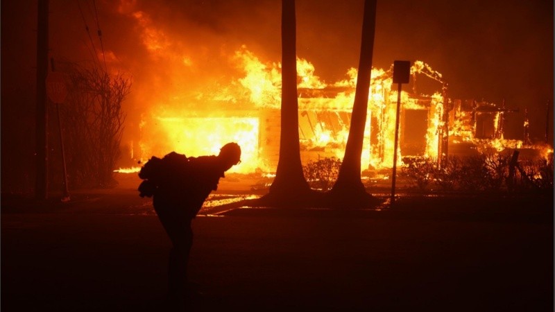 Miles de bomberos trabajan para contener los incendios en California.