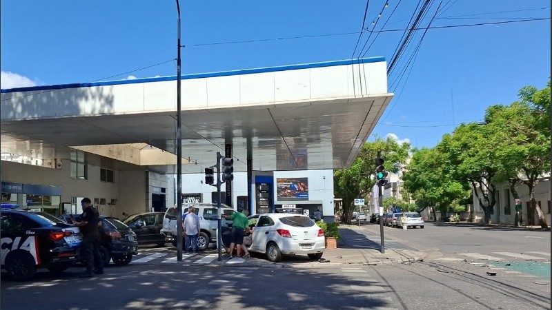 El Chevrolet Onix terminó en la esquina, mientras que el Palio quedó dentro de la estación, donde impactó contra una camioneta.