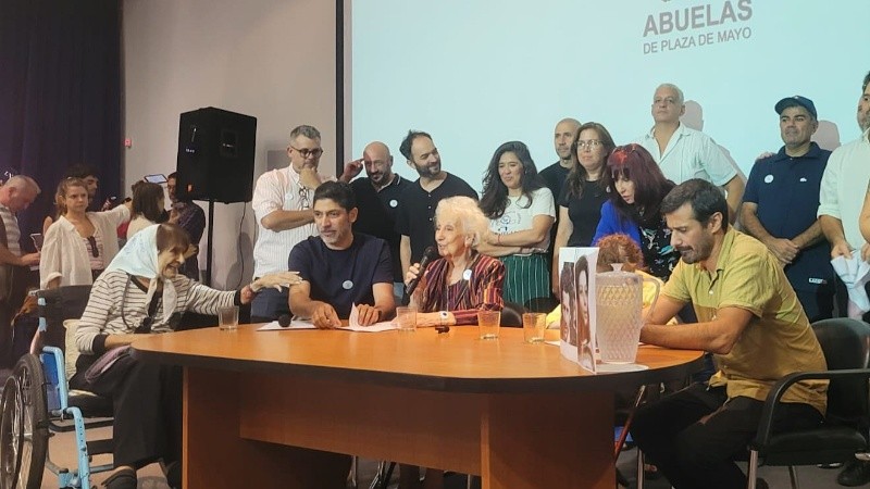 Estela de Carlotto encabezó la comunicación oficial.