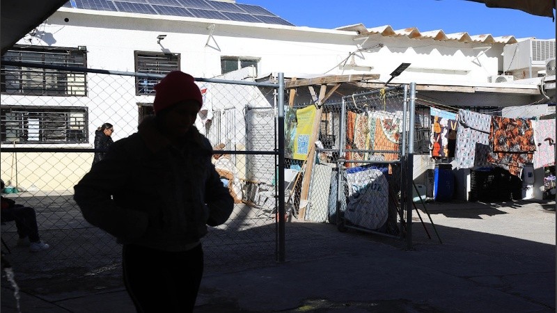 Una migrante camina en el albergue 'El buen samaritano' este martes, en Ciudad Juárez en Chihuahua (México).