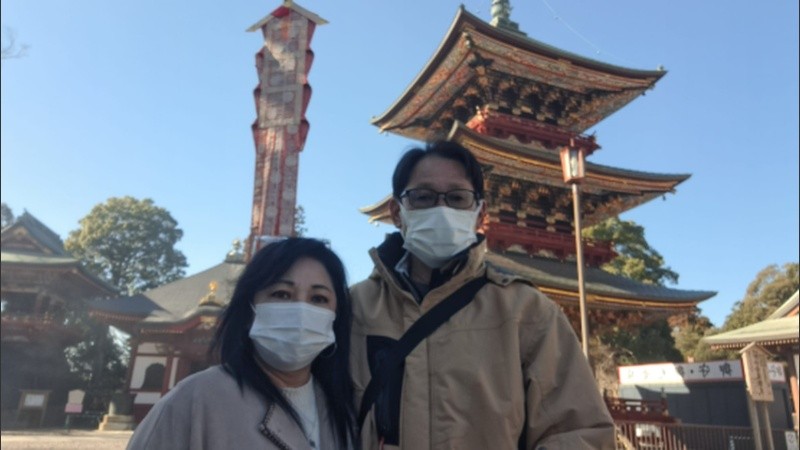 Mirta y su marido, de regreso en Japón, luego de su visita a Rosario. Enero de 2025, con barbijo aún vigente.