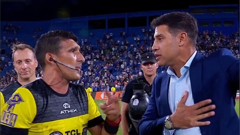 Andrés Merlos y Sebastián Domínguez en medio de la acalorada discusión en la cancha.