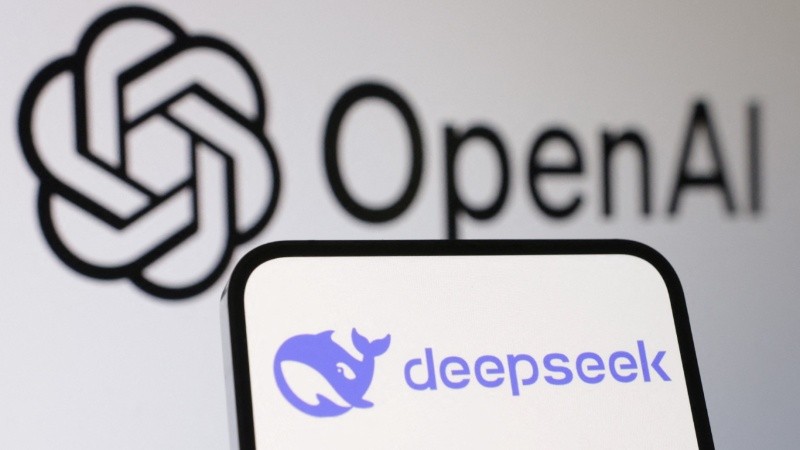 OpenAI acusó a la china DeepSeek de robar información sobre los modelos de ChatGPT para entrenar a su IA.