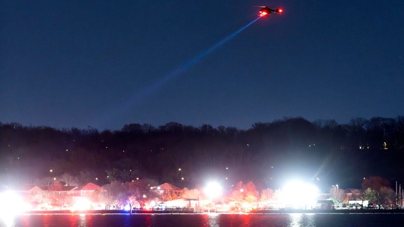 Era intensa la búsqueda de sobrevivientes en el río Potomac.