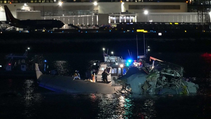 El accidente ocurrió entre un avión de American Airlines con un helicóptero Black Hawk de la Armada norteamericana, con tres soldados en su interior, y ambos aparatos se precipitaron sobre el río Potomac