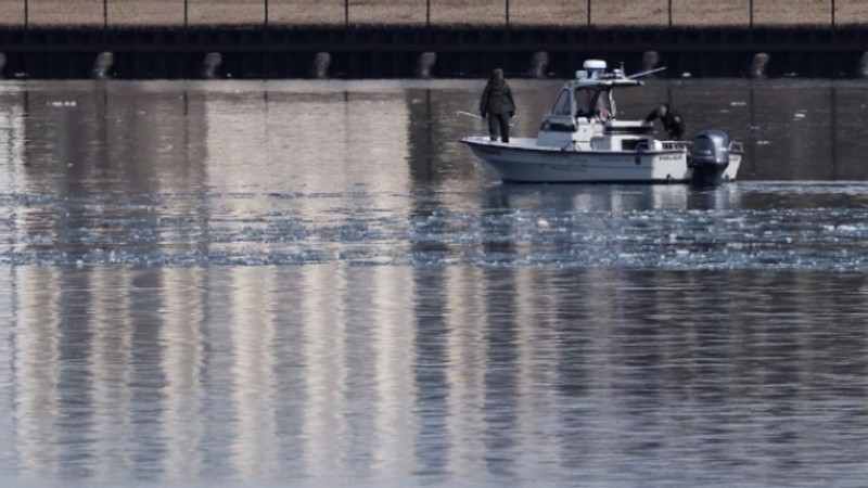 Alrededor de 300 socorristas están trabajando en el río Potomac para recuperar los cuerpos y recolectar los restos del avión y el helicóptero.