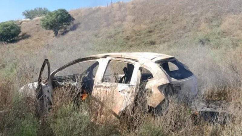 El auto calcinado fue hallado en un descampado en el límite entre Funes y Pérez.