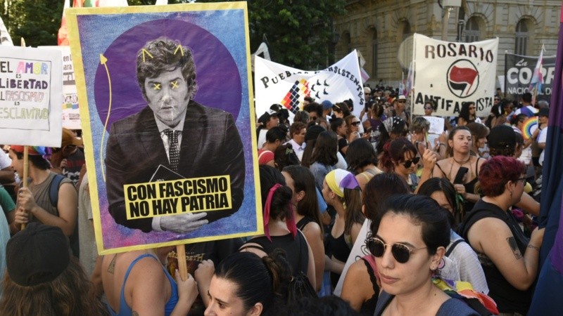 La movilización en Rosario inició en la plaza San Martín y se extendió hasta el Monumento a la Bandera.