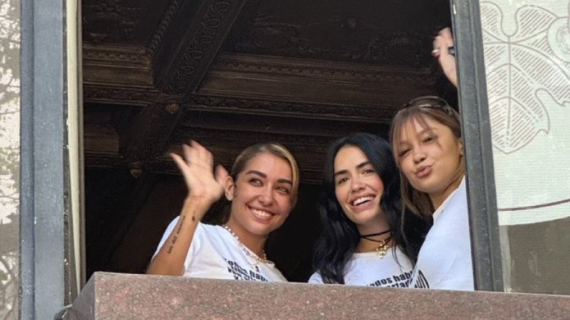 Lali Espósito y María Becerra, entre los famosos presentes en la Marcha Federal LGBT Antifascista y Antirracista.