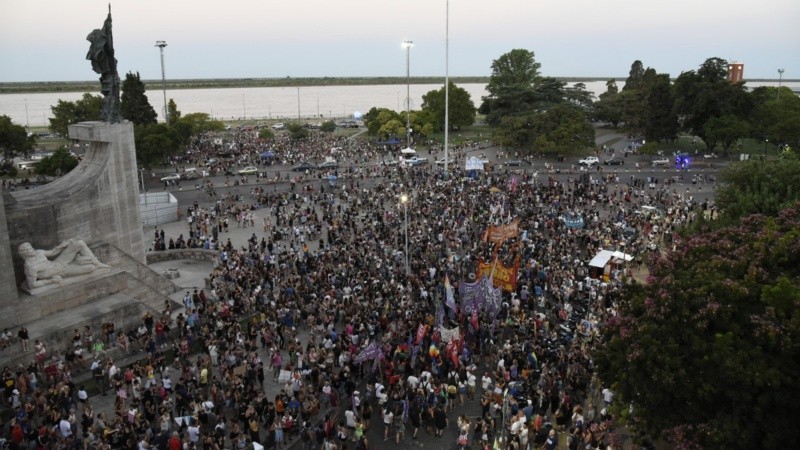 La movilización en Rosario inició en la plaza San Martín y se extendió hasta el Monumento a la Bandera.