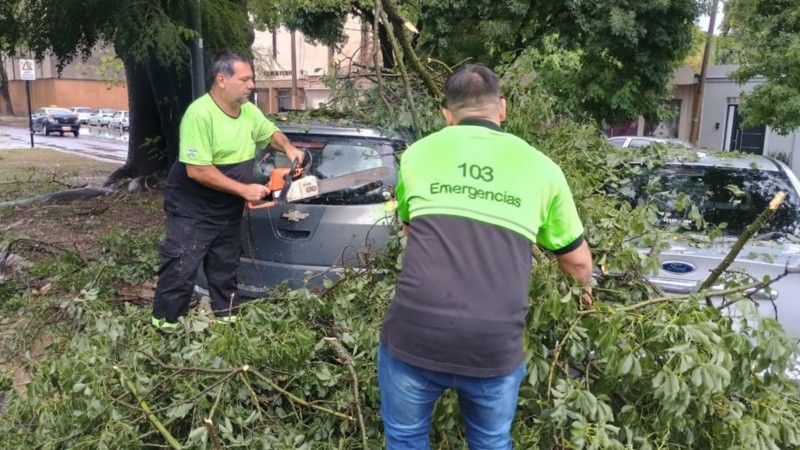 Los equipos de emergencia trabajan en las calles de la ciudad.