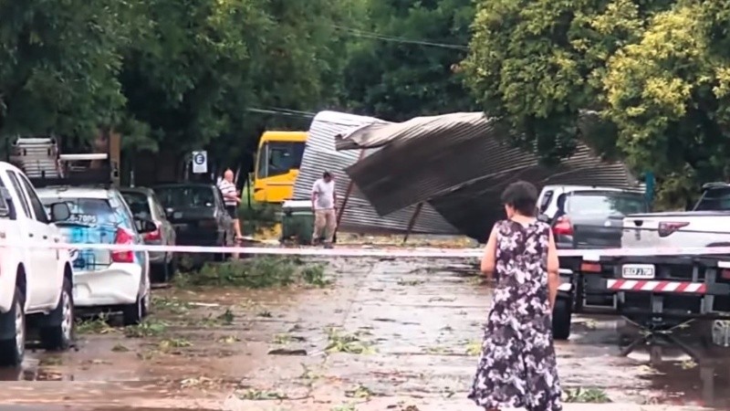 Al menos 16 inmuebles quedaron sin techo este miércoles en Roldán.