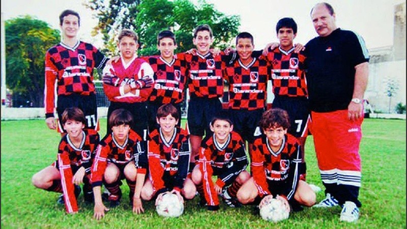 Messi con la categoría 87 de Newell's: una camiseta igual a esa es la que se pondrá a la venta.