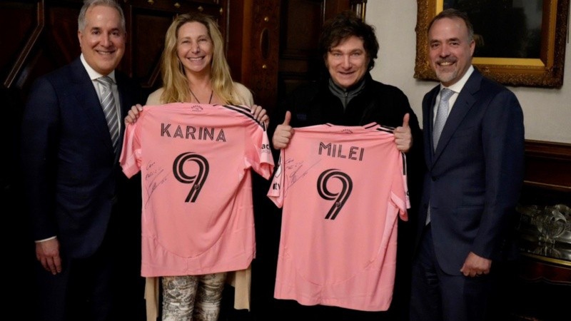 Milei y Karina tuvieron las camisetas firmadas por Messi.