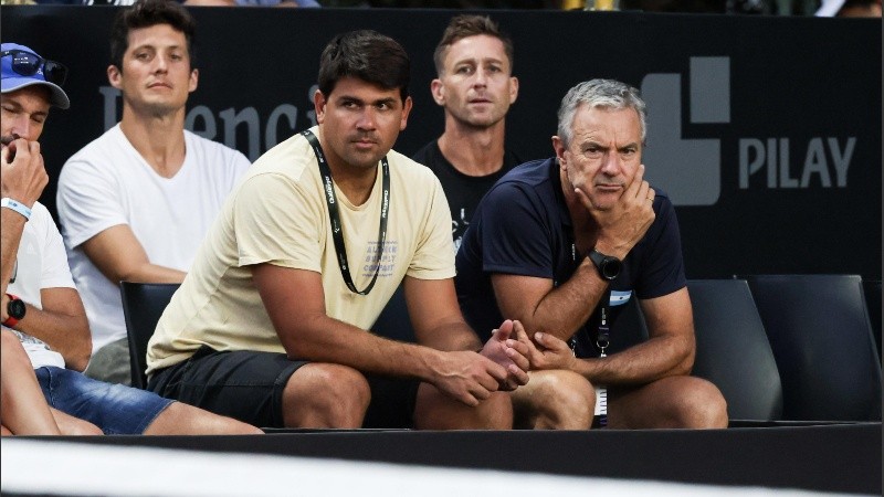 El capitán de Copa Davis, Javier Frana, junto al subcapitán, el roldanense Eduardo Schwank.