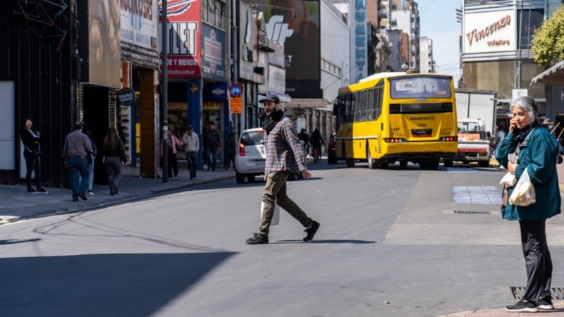 Las calles rosarinas: una postal bien céntrica con el movimiento de un día de semana en calle San Luis.