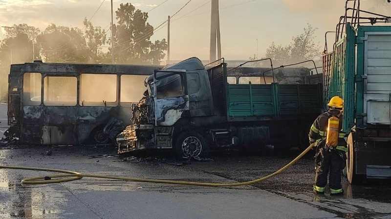 Un camión chocó contra un colectivo que transportaba alrededor de 40 personas en Mendoza.