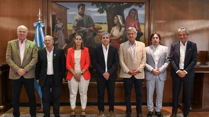 El ministro de Economía Luis Caputo se reunió con integrantes de la mesa de enlace.