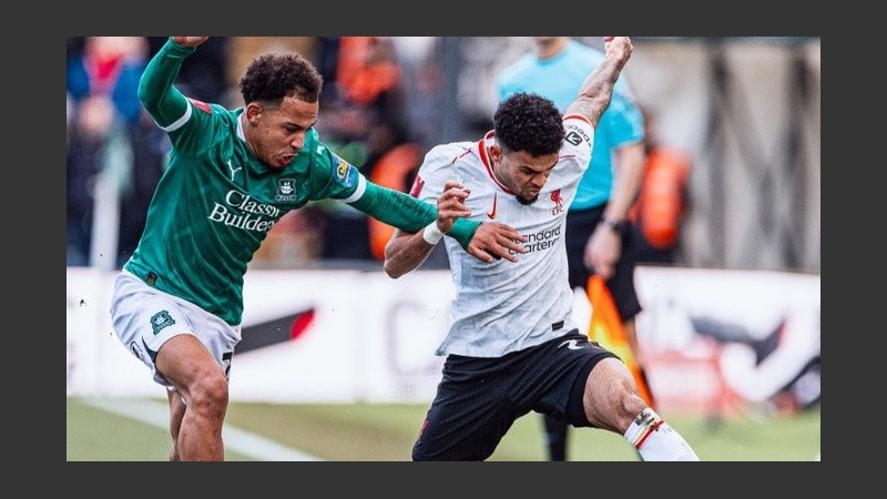 El colombiano Luis Díaz intenta en un partido que se hizo cuesta arriba.