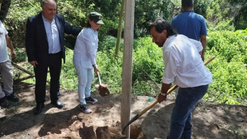 Bullrich, pala en mano, junto al gobernador salteño.