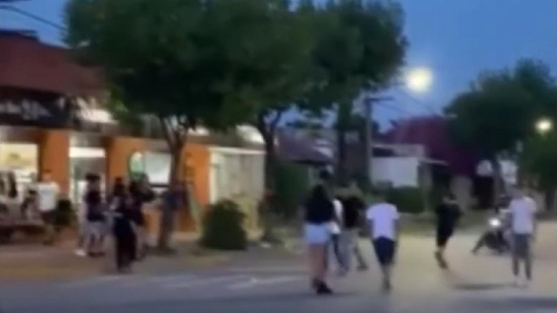 Al joven lo atacó un grupo de chicos frente a una panadería de Las Rosas.