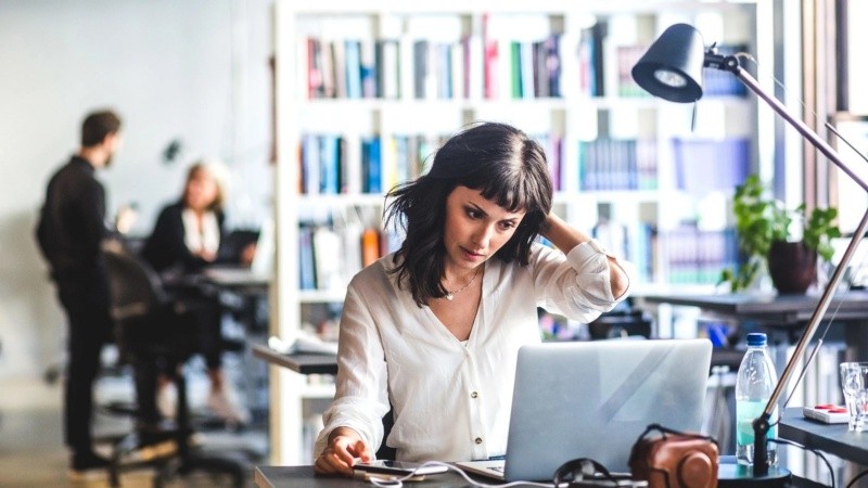 Estresarse por lo que no sucedió o la tendencia a procrastinar, son dos de las conductas típicas de autosabotaje laboral.