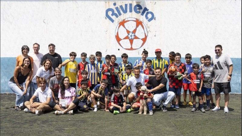 Los chicos vivieron una tarde de fútbol, lectura y merienda para honrar la convivencia.